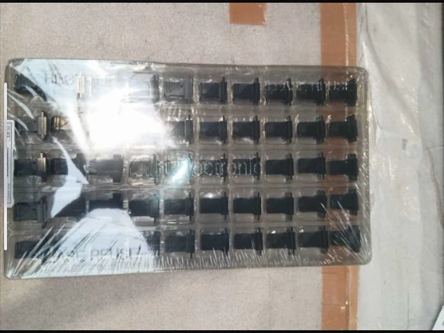 Set van 233 rj45 cat 6 schuine bulkhead-oogjes – zwart (233x) - afbeelding 1 van  3