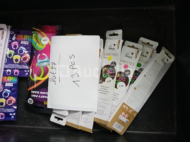 Set van 29 pakjes elf en andere valse oren - nieuw set van 4 pakketten van 2 elfe slippers luxe modellen - nieuw set van 13 pakketten met verlichte items voor feestjes of andere set van 31 kermisspeelgoed of accessoires - nieuw set van 44 vuvuzelle trompet - nieuw - afbeelding 2 van  5