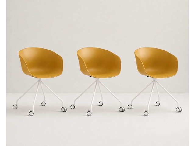 Set van 3 bureaustoelen - witte casterpoot - mosterdplastic stoel met armleuningen - afbeelding 1 van  2