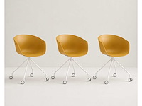 Set van 3 bureaustoelen - witte casterpoot - mosterdplastic stoel met armleuningen - afbeelding 1 van  2