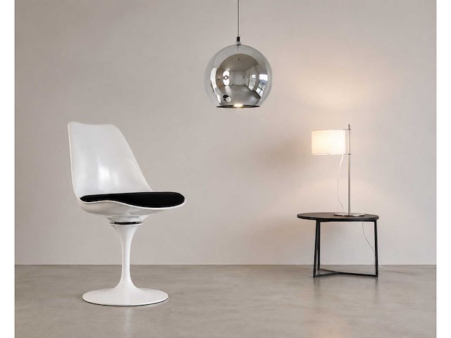 Set van 3: een tulpenstoel - een architectentafellamp - een zilveren kap 25 lamp. m - afbeelding 1 van  4