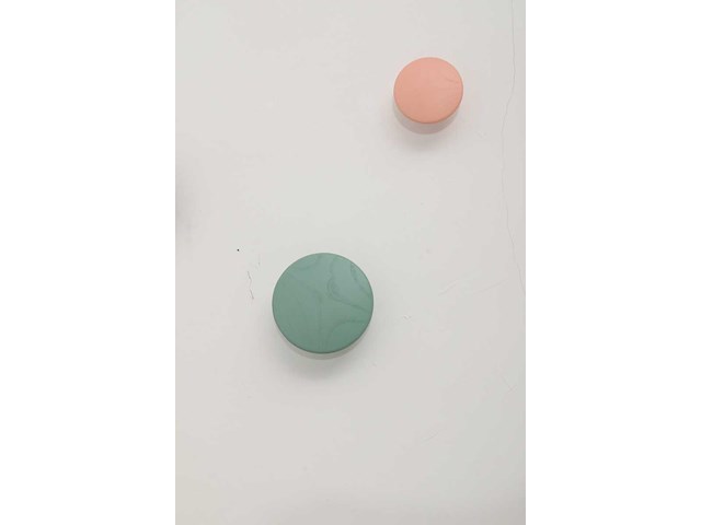 Set van 3 kleurrijke houten wandjassenrekken - afbeelding 4 van  4
