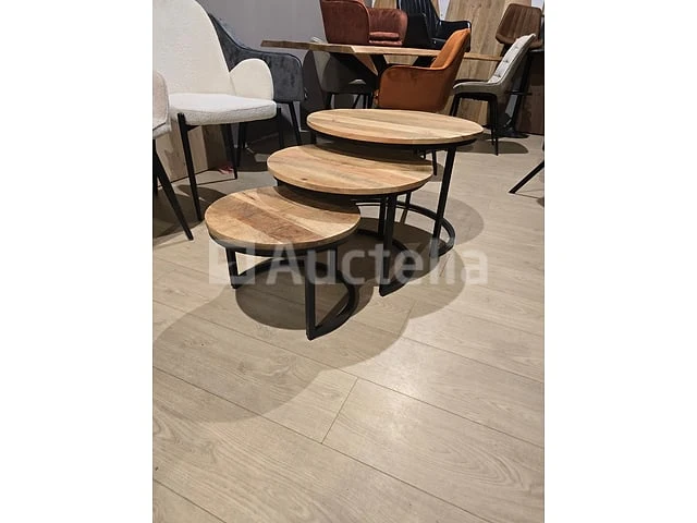 Set van 3 nieuwe massief houten salontafels met nesteling - afbeelding 1 van  1