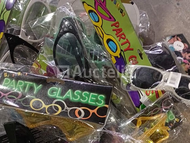 Set van 33 pakketten met diverse kermisitems - nieuw set van 27 paar diverse brillen - nieuw set van 9 grote carnavalsfopspenen - nieuw set van 20 carnavalstokken - nieuw set van 9 packs feestdecoratie-items - nieuw set van 12 belgische supporter bloemenkettingen - nieuw - afbeelding 2 van  7