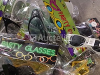 Set van 33 pakketten met diverse kermisitems - nieuw set van 27 paar diverse brillen - nieuw set van 9 grote carnavalsfopspenen - nieuw set van 20 carnavalstokken - nieuw set van 9 packs feestdecoratie-items - nieuw set van 12 belgische supporter bloemenkettingen - nieuw - afbeelding 2 van  7