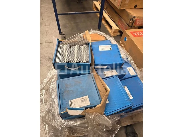 Set van 34 dozen spijkers voor een spijkermachine van 28° - afbeelding 1 van  3
