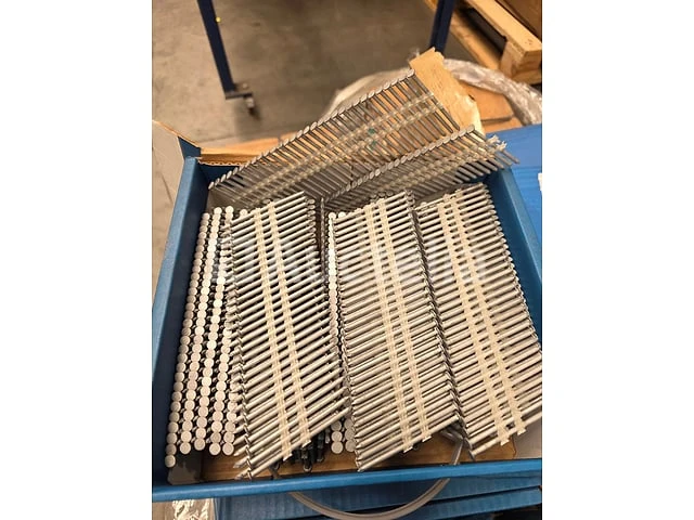Set van 34 dozen spijkers voor een spijkermachine van 28° - afbeelding 2 van  3
