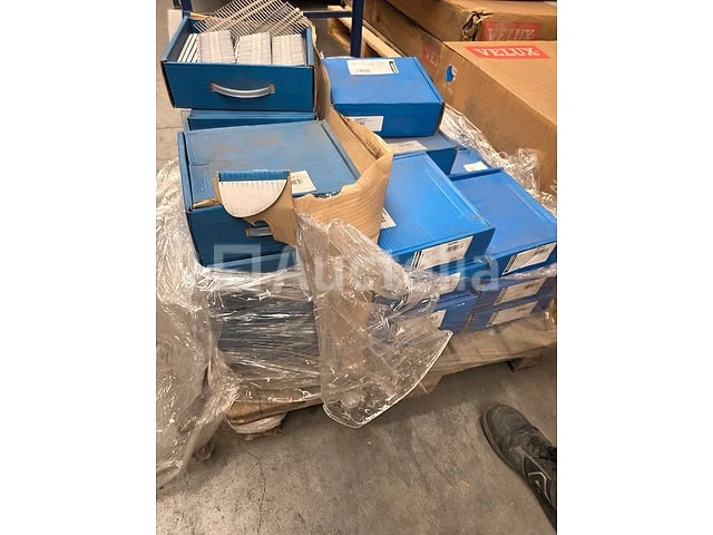 Set van 34 dozen spijkers voor een spijkermachine van 28° - afbeelding 3 van  3