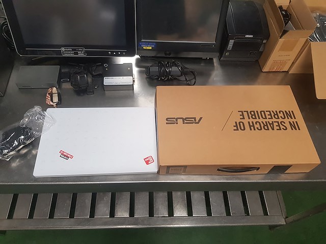 Set van 4 computerartikelen van sharp en azus - afbeelding 5 van  8