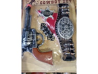 Set van 4 kinderspeelgoedzwaarden - nieuw set van 3 packs carnival speelgoed voor militair - nieuw set van 8 pakjes cowboyspeelgoed - nieuw set van 10 toy gun en andere carnaval - nieuw set van 12 trompet-party-bedankpakketten - nieuw set van 19 belgische supporterboxen - nieuw set van 28 pakjes kleine mini-trompetten - nieuw set van 27 pakketten met carnavals- en andere diverse items - nieuw set van 12 mysterieuze versieringen - nieuw set van 10 schoudervullingen voor kermiskostuums - nieuw - afbeelding 5 van  10