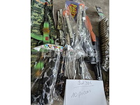 Set van 4 kinderspeelgoedzwaarden - nieuw set van 3 packs carnival speelgoed voor militair - nieuw set van 8 pakjes cowboyspeelgoed - nieuw set van 10 toy gun en andere carnaval - nieuw set van 12 trompet-party-bedankpakketten - nieuw set van 19 belgische supporterboxen - nieuw set van 28 pakjes kleine mini-trompetten - nieuw set van 27 pakketten met carnavals- en andere diverse items - nieuw set van 12 mysterieuze versieringen - nieuw set van 10 schoudervullingen voor kermiskostuums - nieuw - afbeelding 8 van  10