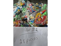 Set van 4 kinderspeelgoedzwaarden - nieuw set van 3 packs carnival speelgoed voor militair - nieuw set van 8 pakjes cowboyspeelgoed - nieuw set van 10 toy gun en andere carnaval - nieuw set van 12 trompet-party-bedankpakketten - nieuw set van 19 belgische supporterboxen - nieuw set van 28 pakjes kleine mini-trompetten - nieuw set van 27 pakketten met carnavals- en andere diverse items - nieuw set van 12 mysterieuze versieringen - nieuw set van 10 schoudervullingen voor kermiskostuums - nieuw - afbeelding 10 van  10