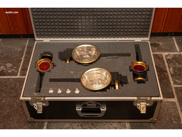 Set van 4 moderne wedstrijdlampen in flight case - afbeelding 1 van  4