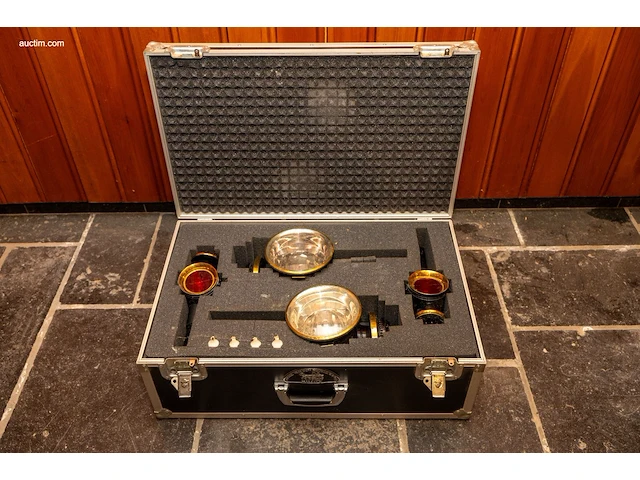Set van 4 moderne wedstrijdlampen in flight case - afbeelding 2 van  4