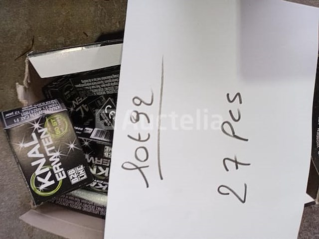 Set van 43 kleine vuurwerkpakketten - nieuw set van 35 pakjes van 4 vuurwerk voor taarten of champagneflessen - nieuw set van 27 pakjes kleine vuurwerktouw - nieuw set van 76 kleine vuurwerk- en primerpakketten - nieuw - afbeelding 1 van  4