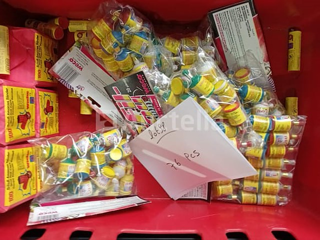 Set van 43 kleine vuurwerkpakketten - nieuw set van 35 pakjes van 4 vuurwerk voor taarten of champagneflessen - nieuw set van 27 pakjes kleine vuurwerktouw - nieuw set van 76 kleine vuurwerk- en primerpakketten - nieuw - afbeelding 2 van  4