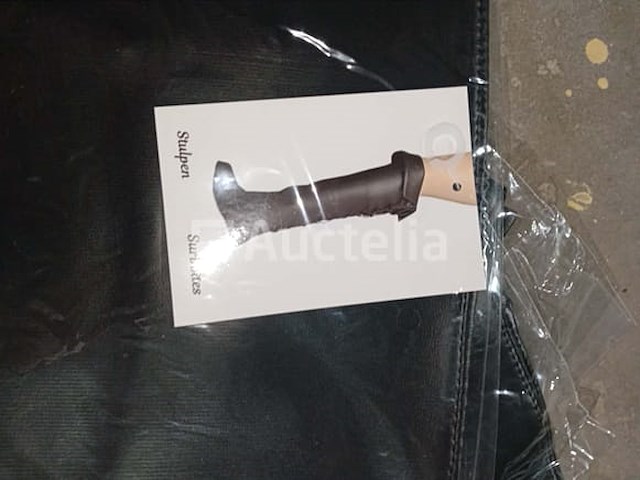 Set van 44 carnavalsfeestgeschenken - nieuw set van 20 pakketten met diverse en andere carnival-items - nieuw set van 35 stukken humor items - gloednieuw set van 15 carnavalsitems - nieuw set van 4 op pirate boots - nieuw set van 2 smurfmutsen - nieuwe set van 2 pakjes reuzenengelvleugels - nieuw set van 4 carnavalsmaskers - nieuw - afbeelding 2 van  5