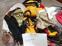 Set van 44 carnavalsfeestgeschenken - nieuw set van 20 pakketten met diverse en andere carnival-items - nieuw set van 35 stukken humor items - gloednieuw set van 15 carnavalsitems - nieuw set van 4 op pirate boots - nieuw set van 2 smurfmutsen - nieuwe set van 2 pakjes reuzenengelvleugels - nieuw set van 4 carnavalsmaskers - nieuw - afbeelding 3 van  5