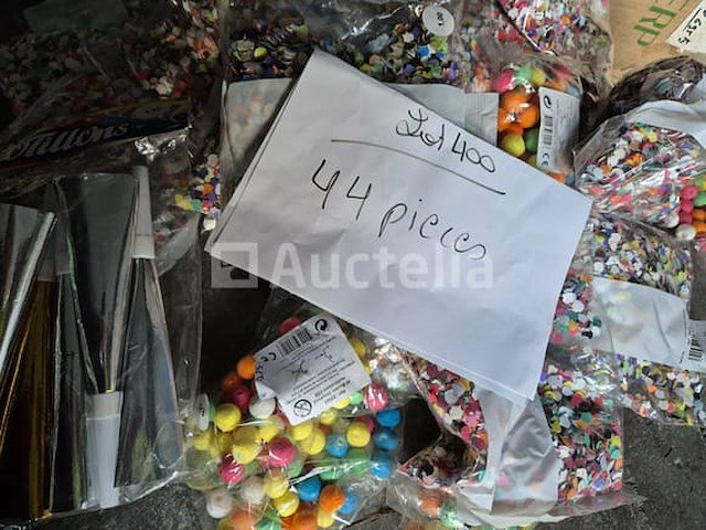 Set van 44 carnavalsfeestgeschenken - nieuw set van 20 pakketten met diverse en andere carnival-items - nieuw set van 35 stukken humor items - gloednieuw set van 15 carnavalsitems - nieuw set van 4 op pirate boots - nieuw set van 2 smurfmutsen - nieuwe set van 2 pakjes reuzenengelvleugels - nieuw set van 4 carnavalsmaskers - nieuw - afbeelding 4 van  5