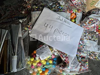 Set van 44 carnavalsfeestgeschenken - nieuw set van 20 pakketten met diverse en andere carnival-items - nieuw set van 35 stukken humor items - gloednieuw set van 15 carnavalsitems - nieuw set van 4 op pirate boots - nieuw set van 2 smurfmutsen - nieuwe set van 2 pakjes reuzenengelvleugels - nieuw set van 4 carnavalsmaskers - nieuw - afbeelding 4 van  5