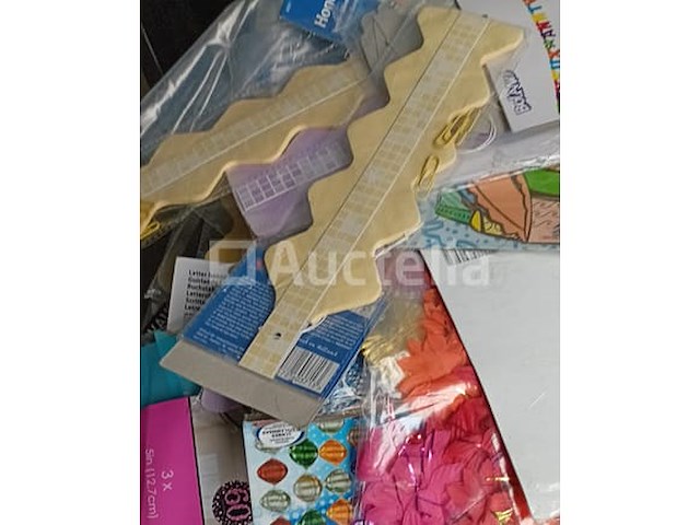 Set van 48 confettikanonnen - gloednieuwe partij van 7 grote confettikanonnen - gloednieuw pakje van 12 pakjes confettipistolen - nieuwe set van 8 pakken vallende spoelen - nieuwe set van 70 pakjes feestelijke en decoratieve items - nieuwe diverse - afbeelding 2 van  5