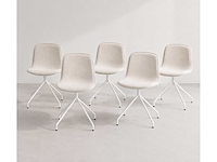 Set van 5 design stoelen - witte vaste poot - witte en beige gemengde stoel zonder armleuningen - afbeelding 1 van  1