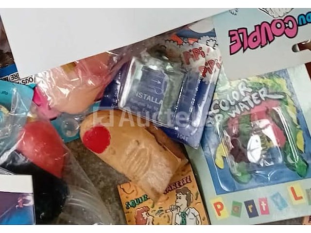 Set van 50 pakjes met diverse humoristische artikelen - nieuw set van 50 pakjes met diverse humoristische artikelen - nieuw set van 50 pakjes met diverse humoristische artikelen - nieuw set van 28 pakjes humoristische brillen en snor - nieuw set van 17 pakketten met diverse humoristische artikelen - nieuw - afbeelding 1 van  3