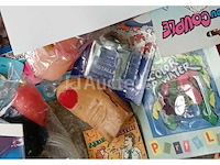 Set van 50 pakjes met diverse humoristische artikelen - nieuw set van 50 pakjes met diverse humoristische artikelen - nieuw set van 50 pakjes met diverse humoristische artikelen - nieuw set van 28 pakjes humoristische brillen en snor - nieuw set van 17 pakketten met diverse humoristische artikelen - nieuw - afbeelding 1 van  3