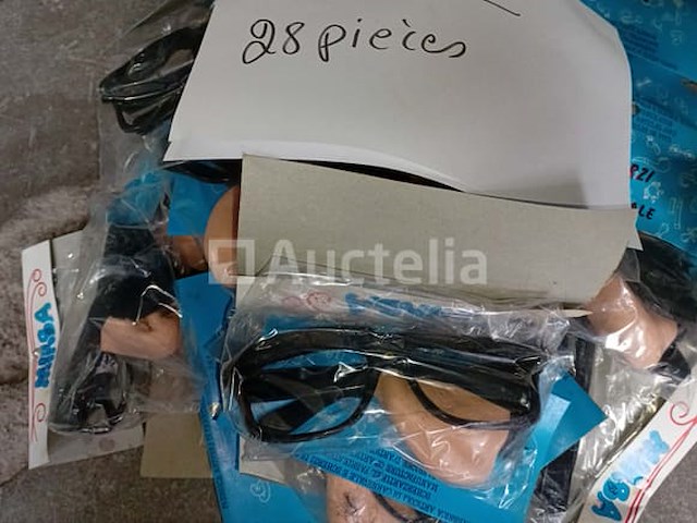 Set van 50 pakjes met diverse humoristische artikelen - nieuw set van 50 pakjes met diverse humoristische artikelen - nieuw set van 50 pakjes met diverse humoristische artikelen - nieuw set van 28 pakjes humoristische brillen en snor - nieuw set van 17 pakketten met diverse humoristische artikelen - nieuw - afbeelding 2 van  3