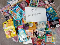 Set van 50 pakjes met diverse humoristische artikelen - nieuw set van 50 pakjes met diverse humoristische artikelen - nieuw set van 50 pakjes met diverse humoristische artikelen - nieuw set van 28 pakjes humoristische brillen en snor - nieuw set van 17 pakketten met diverse humoristische artikelen - nieuw - afbeelding 3 van  3