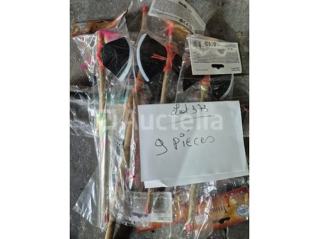 Set van 54 grote carnavalsaccessoire-bijlen - nieuw set van 5 grote nep-kermisaccessoires - nieuw set van 9 indiase kermisbijlen - nieuw - afbeelding 1 van  3