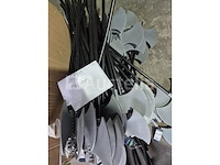 Set van 54 grote carnavalsaccessoire-bijlen - nieuw set van 5 grote nep-kermisaccessoires - nieuw set van 9 indiase kermisbijlen - nieuw - afbeelding 3 van  3