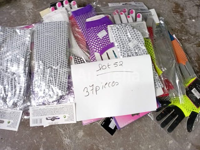 Set van 54 pakketten van verschillende carnival- of andere handschoenen - nieuwe verschillende modellen en kleuren set van 37 pakketten van verschillende carnival- of andere handschoenen - nieuwe verschillende modellen en kleuren - afbeelding 2 van  2