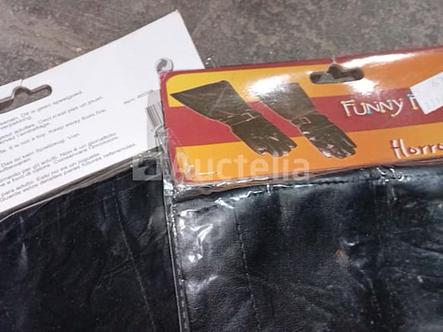 Set van 6 sets hoofdband + strik + panterstaart - nieuw set van 4 pakketten, hoofdband + strik + staart olifant - nieuw set van 5 pakken luxe kermishandschoenen - nieuwe diverse modellen set van 12 pakketten, set hoofdband + strik + staart, verschillende dieren - nieuw set van 43 pakketten carnavals- en feestdecoratie-items - nieuw set van 6 grote gigantische vergrootglas kermisitems - nieuw 1 set prachtige minnie carnival-accessoires - nieuw set van 9 verschillende dassen - nieuw - afbeelding 3 van  8