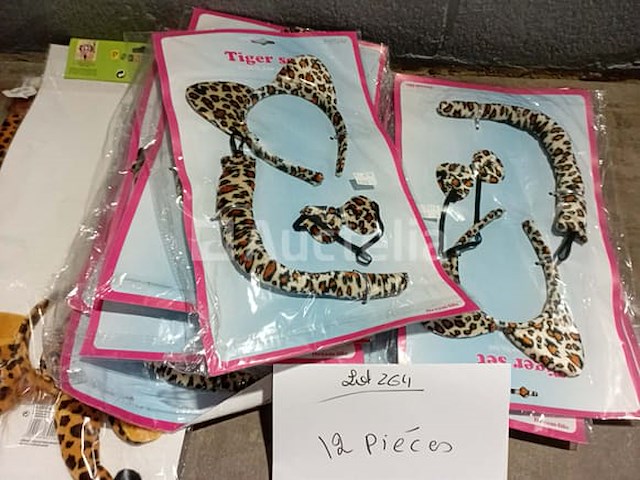 Set van 6 sets hoofdband + strik + panterstaart - nieuw set van 4 pakketten, hoofdband + strik + staart olifant - nieuw set van 5 pakken luxe kermishandschoenen - nieuwe diverse modellen set van 12 pakketten, set hoofdband + strik + staart, verschillende dieren - nieuw set van 43 pakketten carnavals- en feestdecoratie-items - nieuw set van 6 grote gigantische vergrootglas kermisitems - nieuw 1 set prachtige minnie carnival-accessoires - nieuw set van 9 verschillende dassen - nieuw - afbeelding 6 van  8