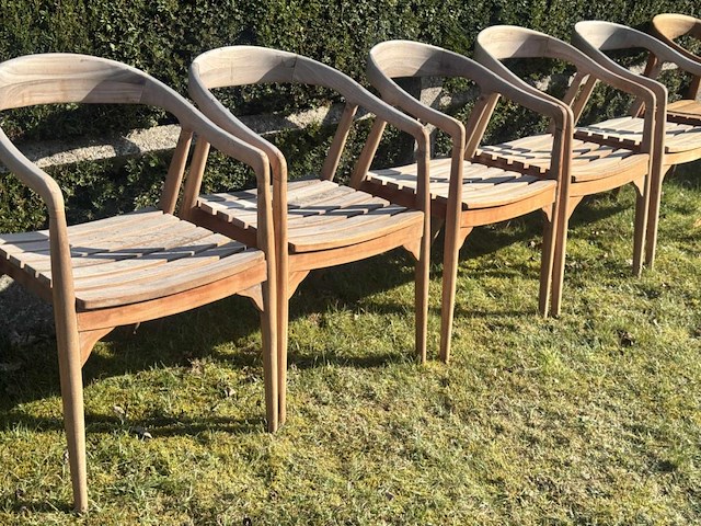 Set van 6 teak stoelen met afgeronde rug (lichte schade) - afbeelding 1 van  2
