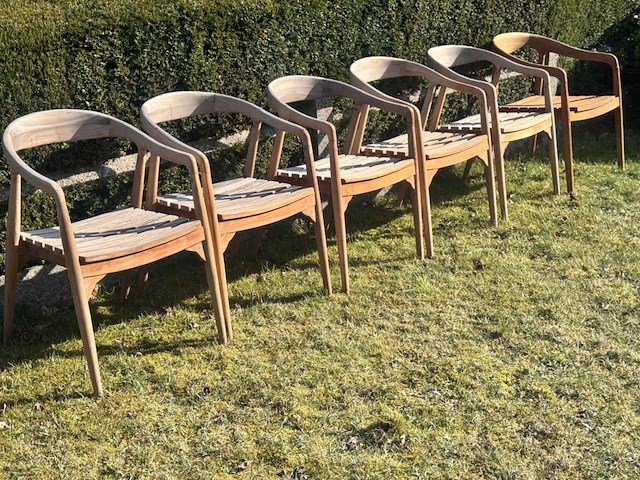 Set van 6 teak stoelen met afgeronde rug (lichte schade) - afbeelding 2 van  2