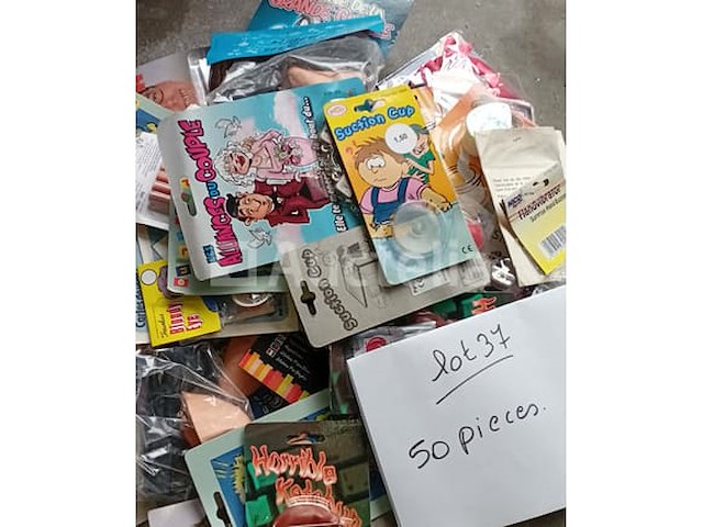 Set van 7 dozen plastic handschoenen 100 stuks - nieuw (dus in totaal 700 handschoenen) set van 12 geesten om te hangen halloween of iets nieuws - nieuw 1 grote ronde lamp set van 50 pakjes met diverse humoristische artikelen - nieuw set van 50 pakjes met diverse humoristische artikelen - nieuw - afbeelding 2 van  4