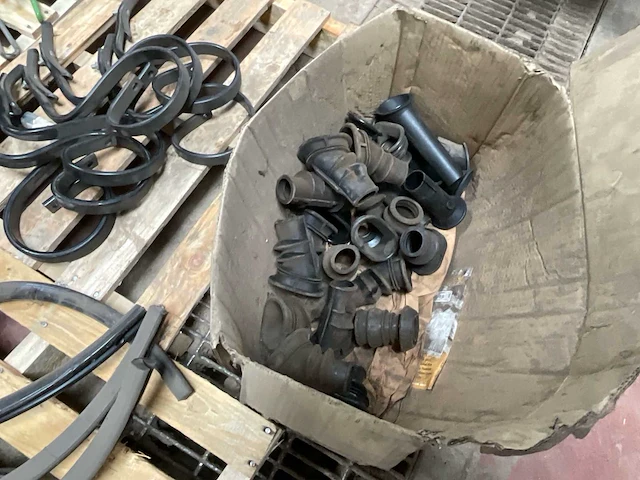 Set van 77 reserveonderdelen voor de amazone zaaimachine – buizen, trechters, balgen, flexi-vingers en tanden. diverse landbouw - afbeelding 5 van  9