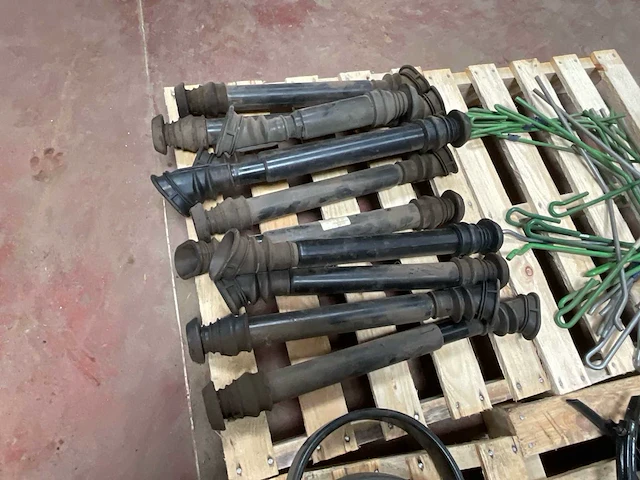 Set van 77 reserveonderdelen voor de amazone zaaimachine – buizen, trechters, balgen, flexi-vingers en tanden. diverse landbouw - afbeelding 8 van  9