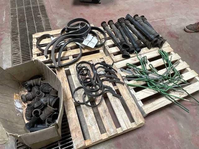 Set van 77 reserveonderdelen voor de amazone zaaimachine – buizen, trechters, balgen, flexi-vingers en tanden. diverse landbouw - afbeelding 2 van  9