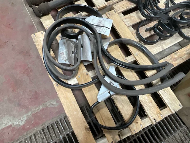 Set van 77 reserveonderdelen voor de amazone zaaimachine – buizen, trechters, balgen, flexi-vingers en tanden. diverse landbouw - afbeelding 6 van  9