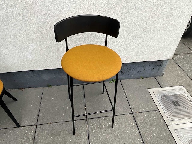 Set van 8 design barkrukken, zwart metalen onderstel met kvadrat-stoffering - afbeelding 1 van  3