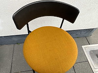 Set van 8 design barkrukken, zwart metalen onderstel met kvadrat-stoffering - afbeelding 2 van  3