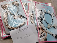 Set van 8 marinemutsen - nieuw set van 10 belgische supporter cap and bob items - nieuw set van 16 rasta-sjaals - nieuw set van 7 hoogwaardige witte sjaals - nieuw set van 4 mickey glove + hoofdband sets - nieuw set van 8 sets hoofdband + strik + staart verschillende dieren - nieuw carnival item set van 10 nepkettingen - nieuw set van 15 gigantische poppen voor carnival - nieuw set van 11 pakjes kerstwijnlabels om aan te passen - nieuw set van 11 pakken hoofdband + giraffestaartset - nieuw - afbeelding 2 van  10