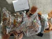 Set van 8 marinemutsen - nieuw set van 10 belgische supporter cap and bob items - nieuw set van 16 rasta-sjaals - nieuw set van 7 hoogwaardige witte sjaals - nieuw set van 4 mickey glove + hoofdband sets - nieuw set van 8 sets hoofdband + strik + staart verschillende dieren - nieuw carnival item set van 10 nepkettingen - nieuw set van 15 gigantische poppen voor carnival - nieuw set van 11 pakjes kerstwijnlabels om aan te passen - nieuw set van 11 pakken hoofdband + giraffestaartset - nieuw - afbeelding 8 van  10