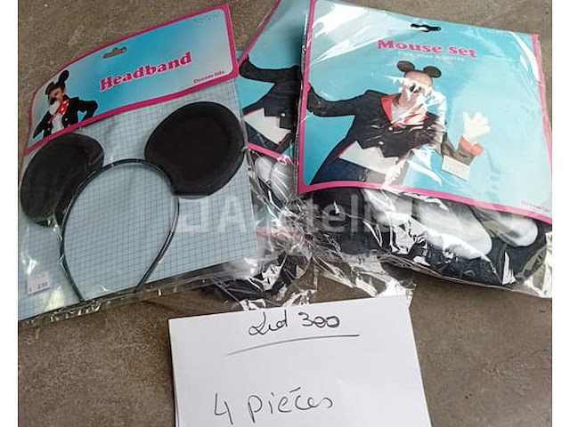 Set van 8 marinemutsen - nieuw set van 10 belgische supporter cap and bob items - nieuw set van 16 rasta-sjaals - nieuw set van 7 hoogwaardige witte sjaals - nieuw set van 4 mickey glove + hoofdband sets - nieuw set van 8 sets hoofdband + strik + staart verschillende dieren - nieuw carnival item set van 10 nepkettingen - nieuw set van 15 gigantische poppen voor carnival - nieuw set van 11 pakjes kerstwijnlabels om aan te passen - nieuw set van 11 pakken hoofdband + giraffestaartset - nieuw - afbeelding 9 van  10