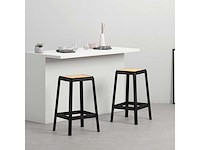 Set van 8 vierkante 63 cm cane high stools (7 zwarte en 1 walnoot) - afbeelding 5 van  5