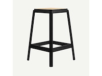 Set van 8 vierkante 63 cm cane high stools (7 zwarte en 1 walnoot) - afbeelding 3 van  5