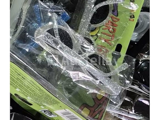 Set van 9 carnival anonymous maskers - nieuw set van 14 carnavalsmaskers - nieuw set van 5 gilles de binche-maskers - nieuw set van 3 carnavalsmaskers - nieuw set van 30 carnival pirate eye patch packs - nieuw set van 50 carnival pirate eye patch packs - nieuw set van 6 carnival pirate dive accessoirepakketten - nieuw - afbeelding 1 van  8